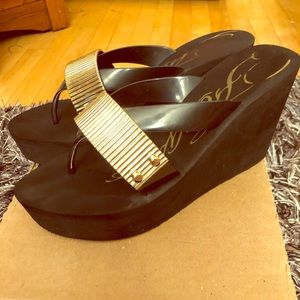 Black & Gold Fergie Foam Wedge Thong Sandals